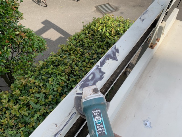 鉄部の発錆箇所はしっかりとケレン清掃をしてから錆止め塗料を塗布していきます。