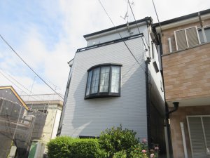 外壁塗装をして数年　サイディング目地に亀裂が！！なぜ？？