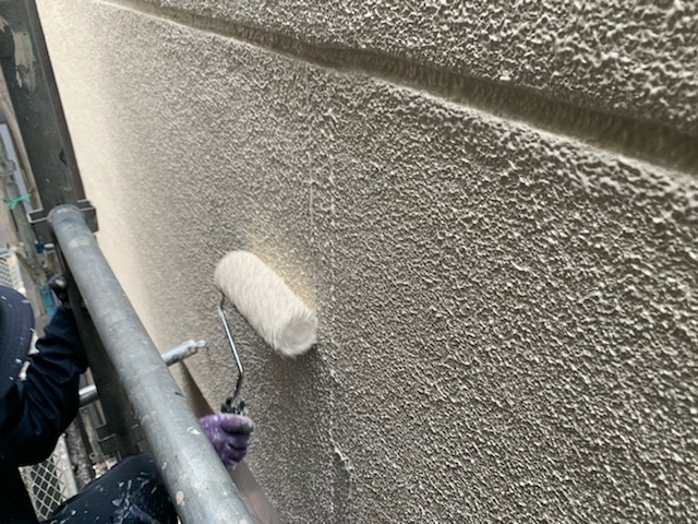 劣化した外壁の塗装には塗膜の厚みを確保できる単層弾性塗料での塗装がおすすめ！！