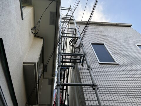雨漏りが発生している外壁一面のシーリングと塗装@渋谷区代々木の外壁塗装