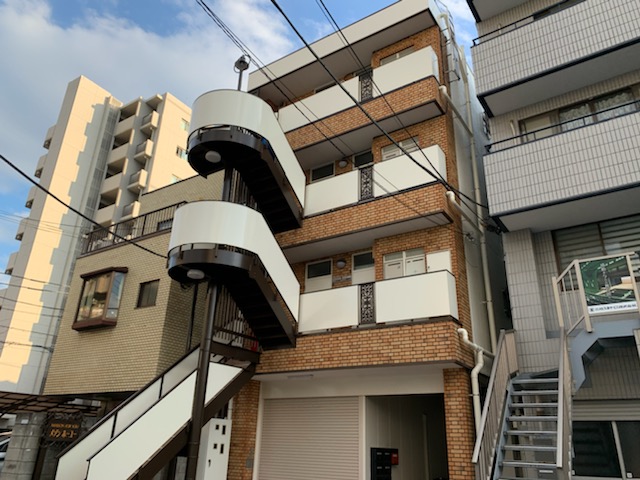 狭い隣地の間の雨漏りを止めろ！！荒川区東日暮里の集合住宅改修工事