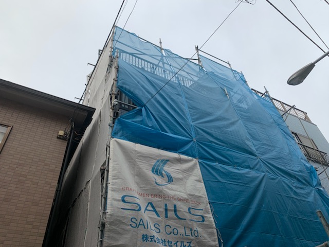 狭い敷地の足場の架設はお任せください！！江戸川区南篠崎町で外壁塗装工事が始まります。