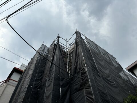 台風の接近に備えて①北区田端新町の足場の養生シート開口