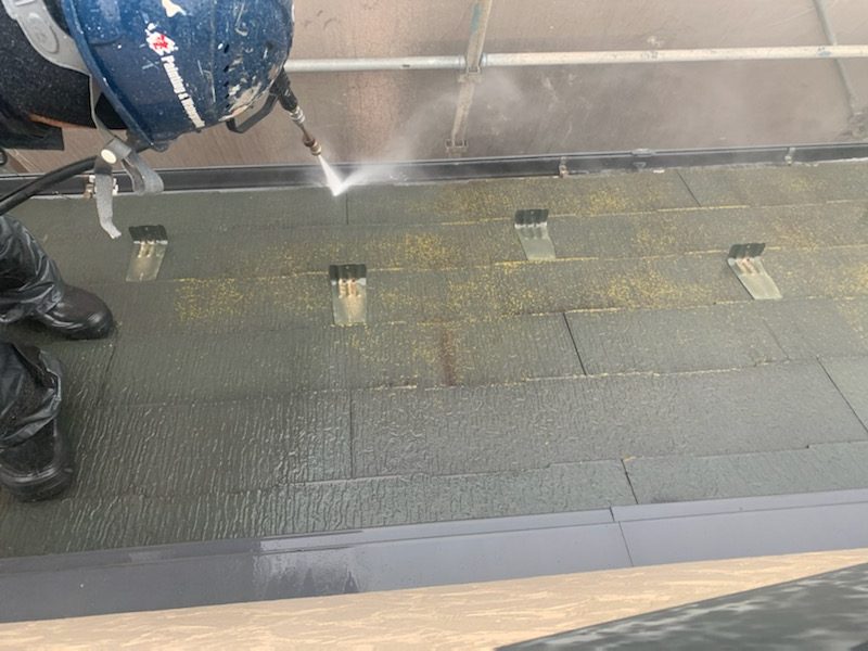 江戸川区東瑞江　外壁塗装前の高圧洗浄で塗料がしっかりと密着するようにしておきます。