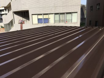 台東区の外壁塗装工事　隣接建物との間が20㎝　狭い場所の足場も大丈夫