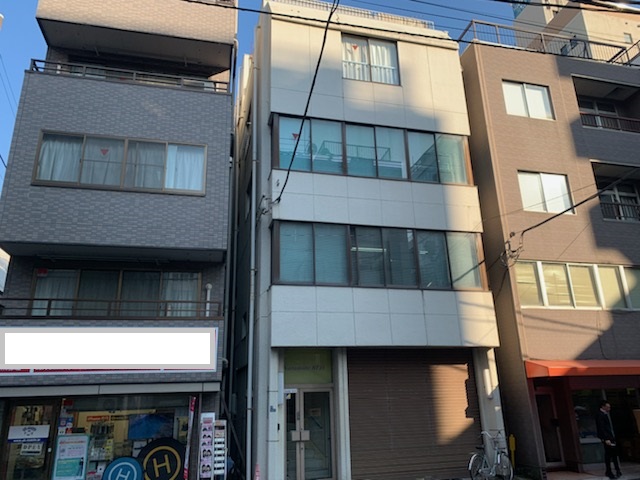 塗膜の厚い単層弾性塗料を使用して外壁の防水性アップ！！台東区上野の外壁塗装工事が完了しました。