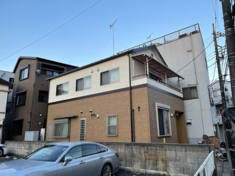 2階建てサイディングの塗り替え　1階はクリヤー塗装で2階は水性シリコン塗料で塗分け塗装