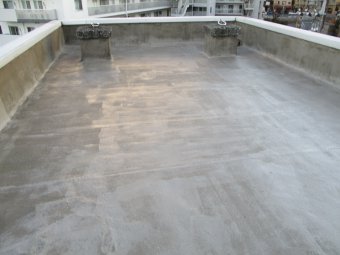 塔屋防水工事の下地補修　既存シート防水撤去