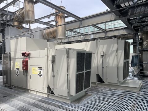 屋上設備機器の塩害対策塗装　超高耐久塗料フッ素樹脂塗料で非常用発電機の塗装