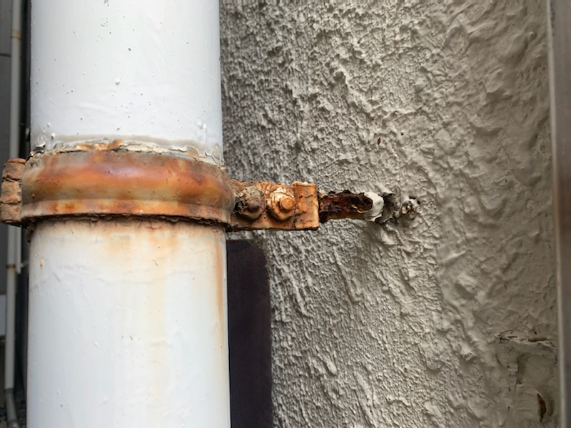 排水管の腐食して錆だらけのバンド交換を交換しましょう。/台東区上野の外壁改修工事