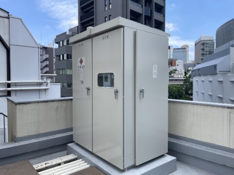 夏場のキュービクル塗装は塗料の乾燥が早いので作業がスムーズに進みます。@千代田区神田神保町のキュービクル塗装