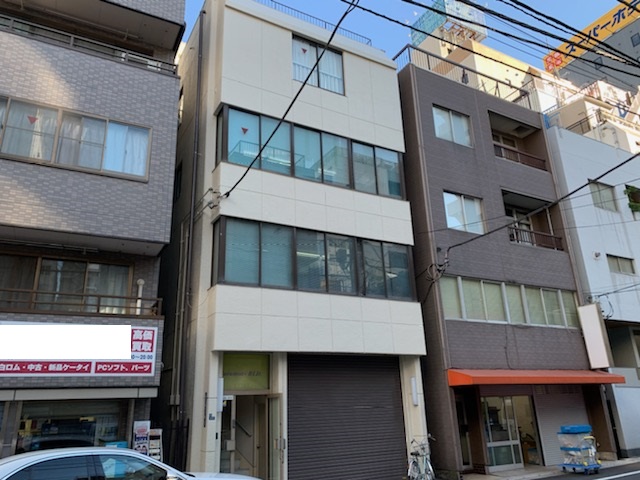 台東区上野のビル外壁改修工事は防水性の高い単層弾性塗料で雨漏り予防！！