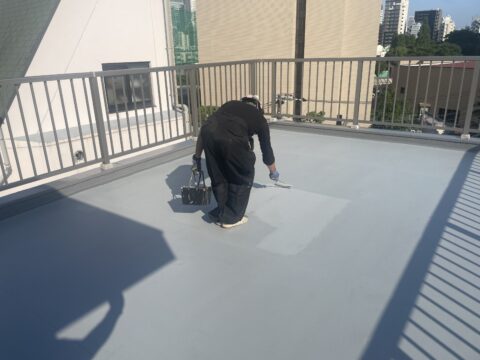 防水施工後5年目のトップコート塗り替えで防水層の寿命を伸ばす！@目黒区マンション屋上の防水面遮熱塗装