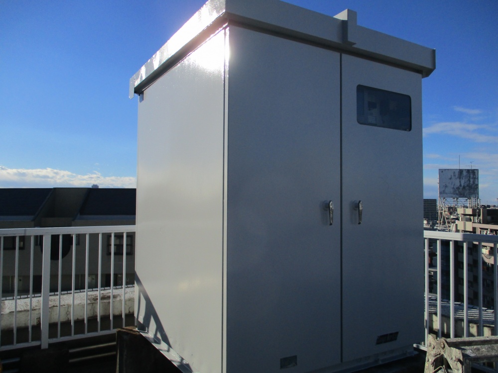 キュービクル内外塗装　日中作業で外部、夜間作業で内部を塗装