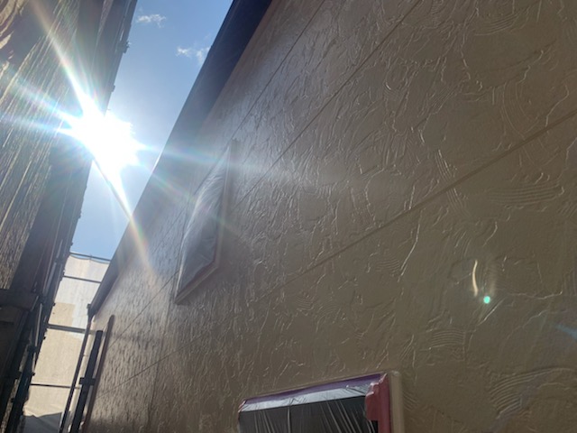 ハイブリッドシリコン塗料とシリコンクリヤーで外壁色を塗り分け/江戸川区の外壁塗装工事