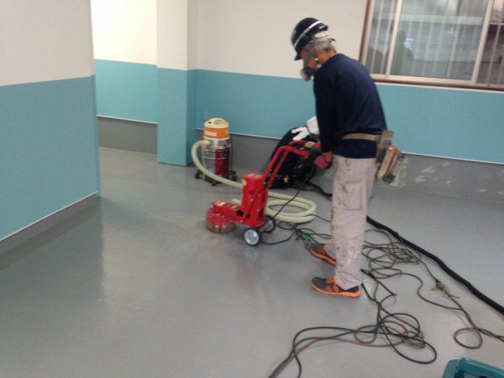 車庫内の塗装工事　厚膜塗床塗装