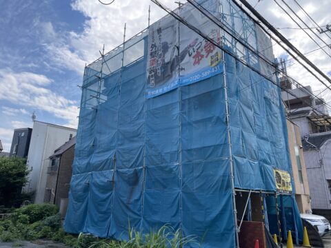 足立区鹿浜のセイルズは全ての作業を、自社職人で！品川区戸越の外壁塗装工事が始まります。