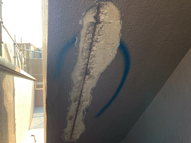 塗装前に外壁の爆裂補修や浮きの補修はしっかりと直していきましょう！！中央区新富の外壁下地の補修
