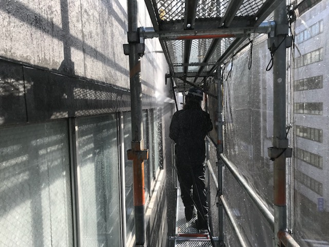 バイオの力で汚れを分解！バイオ高圧洗浄清掃で長年蓄積された汚れを洗い流します。