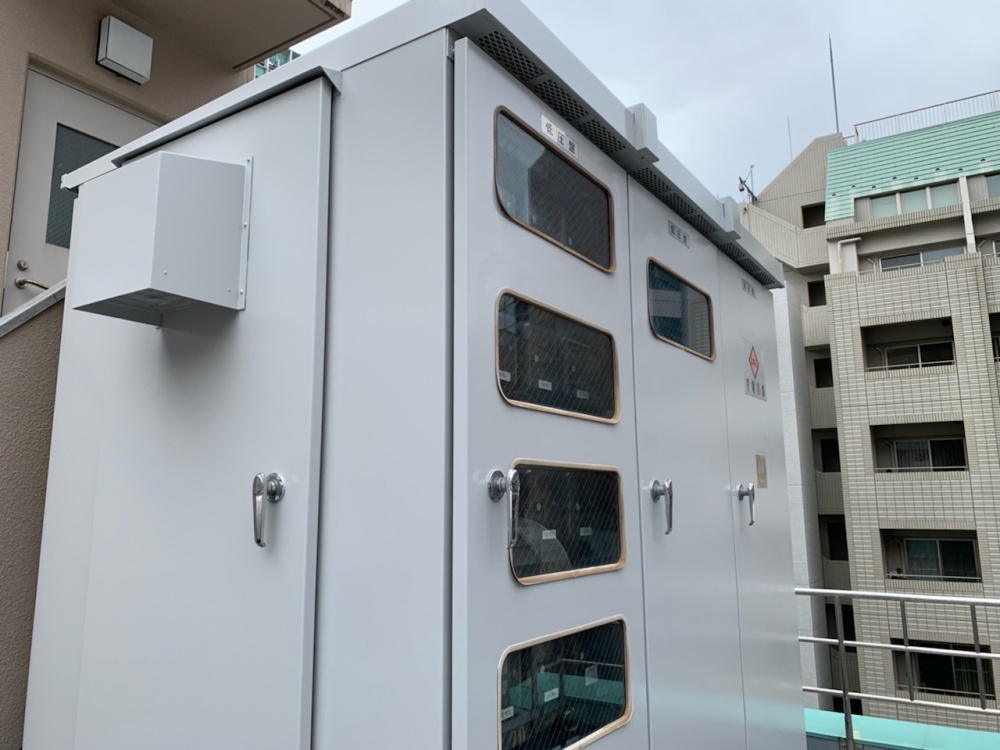 屋上キュービクルの塗装工事　錆止め塗装+2液シリコン塗装