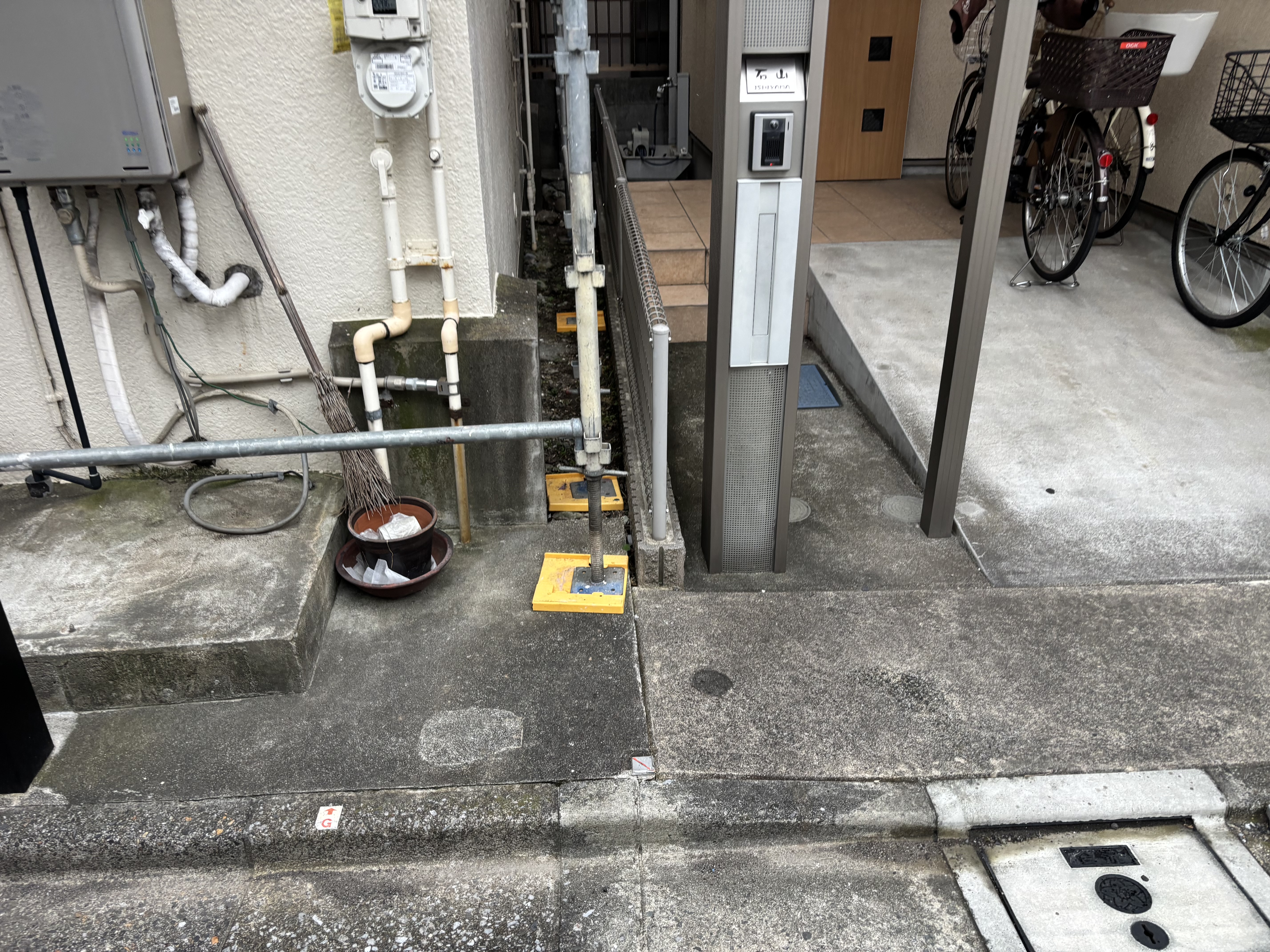 【足立区の外壁塗装】隣地との境界が狭くても大丈夫!敷地内で足場を組む工事事例