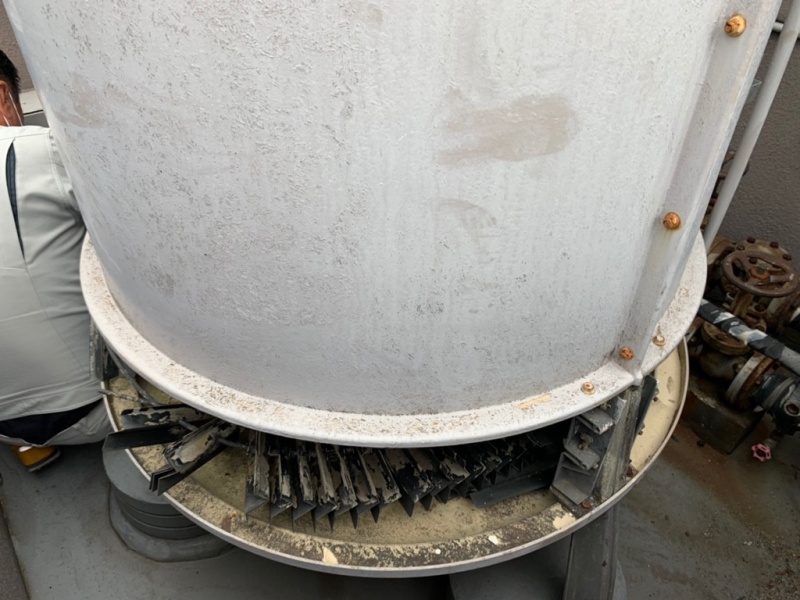 コレ邪魔ですよね？ビルの屋上の不要なクーリングは撤去しましょう？