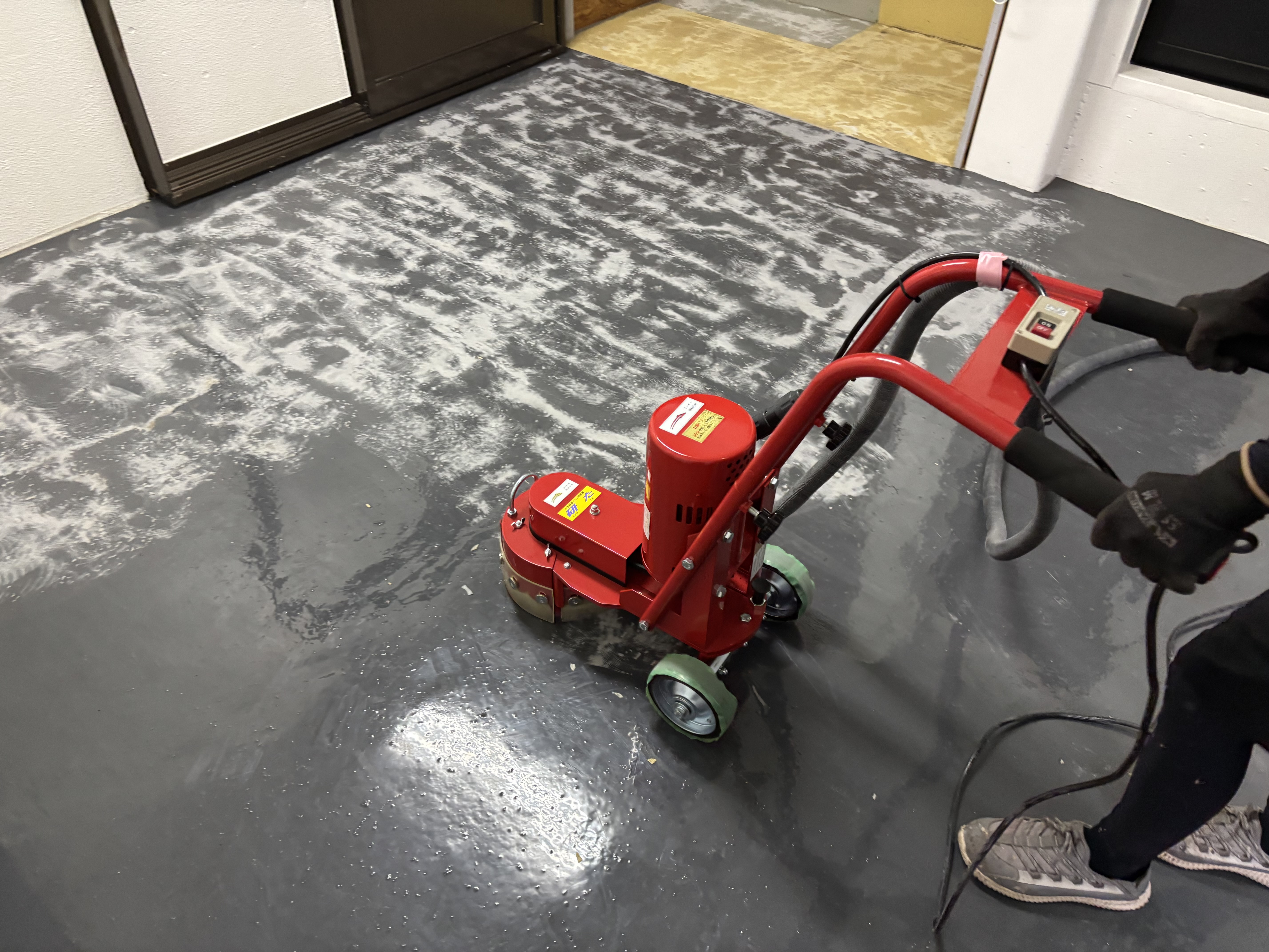 【床の防塵塗装】仕上がりを左右する重要な「下地処理」と新導入の電動研磨機