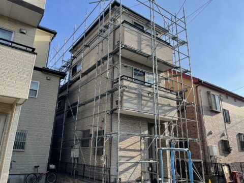 足立区の外壁塗装店と言えばセイルズ　地元足立区椿で外壁塗装工事が始まりました。
