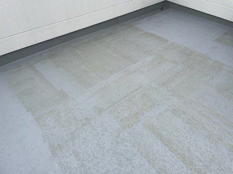 FRP防水のトップコートのベタつく原因は？FRP防水の硬化の考察