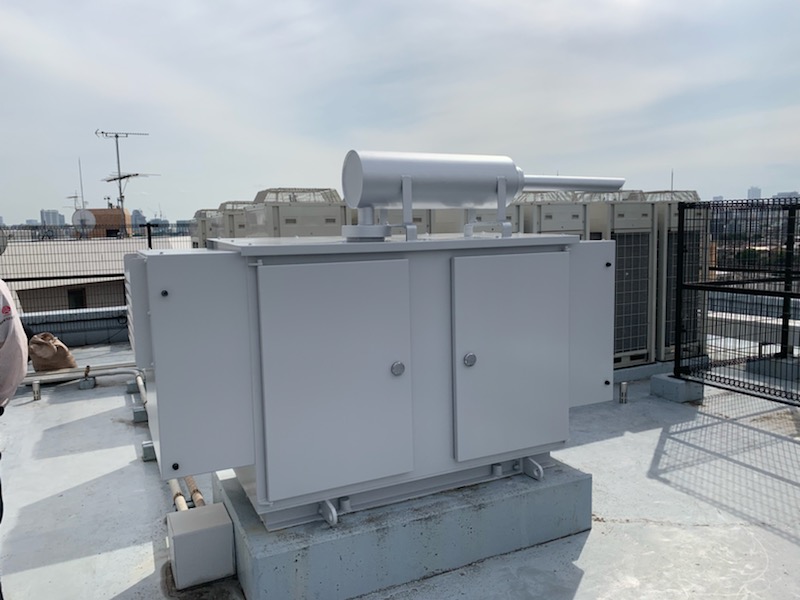 荒川区の東日暮里でキュービクルと発電機の塗装工事/発電機は耐熱塗料で塗装