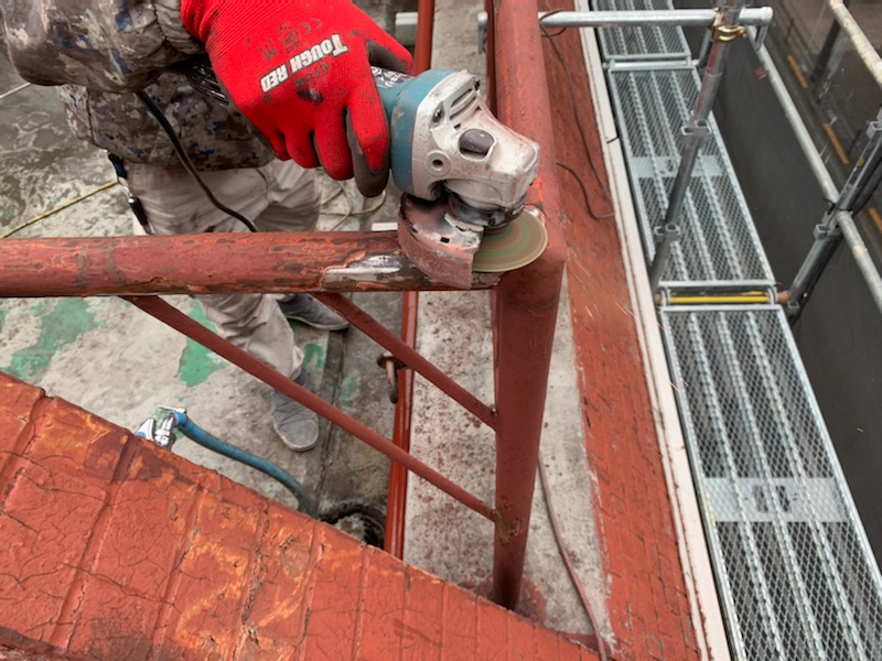 鉄部の塗装は錆が発生する前に！！錆止め塗料は高耐久の2液硬化型エポキシ樹脂錆止めを使用/足立区竹の塚