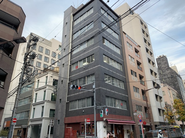 建物の劣化を遅らせるためのメンテナンスを！中央区新富の外壁改修工事が完了しました。