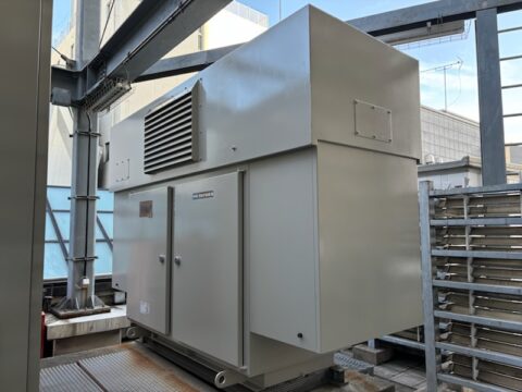 マフラー部分の塗装は耐熱塗装が必要です。発電機の塗装は設備機器塗装専門店セイルズにお任せください。千代田区神田の発電機塗装工事