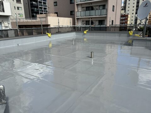 アスファルト防水の改修は自着シートを使用したウレタン通気緩衝工法で施工！！北区田端新町の集合住宅の外壁塗装工事