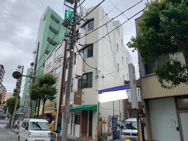 足立区の近隣スペースが狭いビルの外壁塗装でも足場を仮設して雨漏り修繕