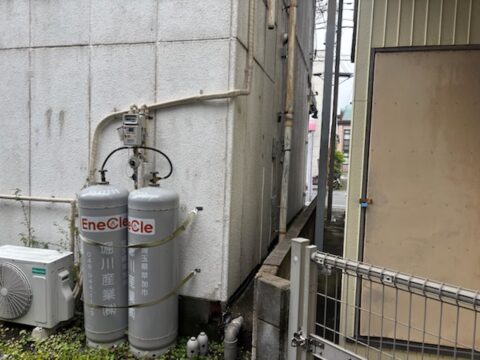 【狭い外壁塗装】隣の建物との隙間が狭くて外壁塗装を諦めていませんか？｜埼玉県越谷市で塗装工事スタート