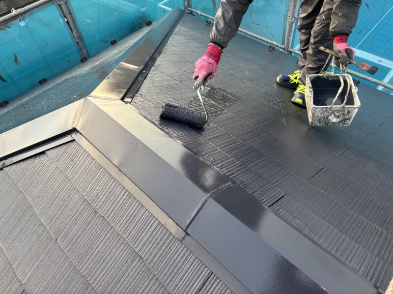 北区東十条｜外壁塗装工事の中間工程：シーリング工事・屋根塗装を実施