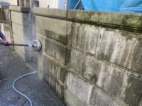 玄関廻りのブロック塀がコケや藻で汚れている＠高圧洗浄清掃でブロック塀の洗浄　