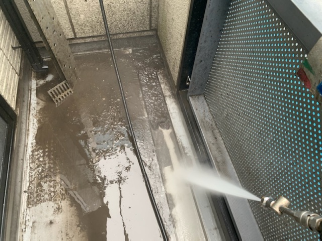 高圧洗浄機で外壁や防水の汚れを洗い流していきます。埼玉県戸田市で外壁の高圧洗浄清掃