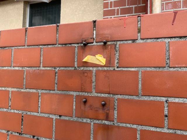 外壁の塗装前に不要なボルトやビスは撤去しておきましょう。足立区竹の塚の外壁下地補修