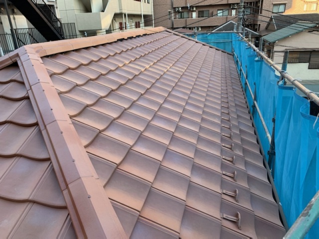 神奈川県横浜市の屋根葺き替え工事は軽量、高耐久のケイミューのROOGA雅で