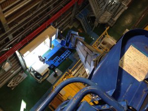 【東京都多摩地域　倉庫内重機塗装工事】高所作業車による塗装