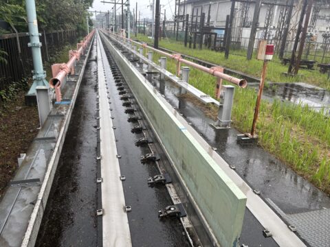 【東京都国分寺市】FRPでコーティングされた鉄道試験用レールの塗装工事