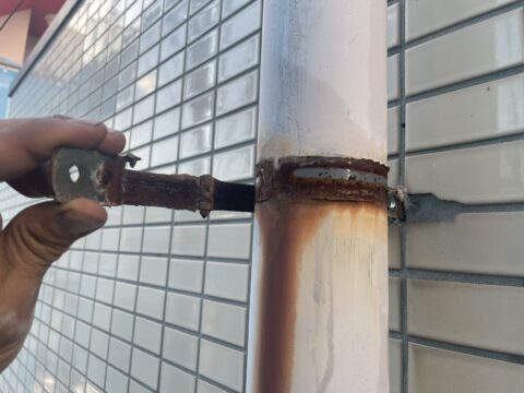 もう塗装では錆を抑えられない？雨水管の支持バンドの錆の発生