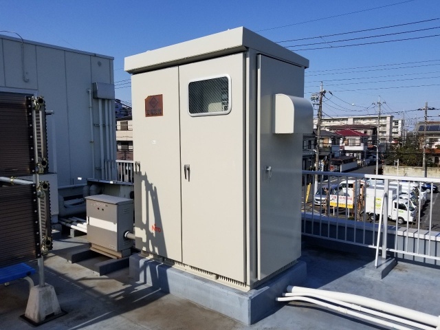 キュービクルの塗装工事は日曜や祝日や夜間工事でも対応可能です。足立区花畑のキュービクル塗装工事