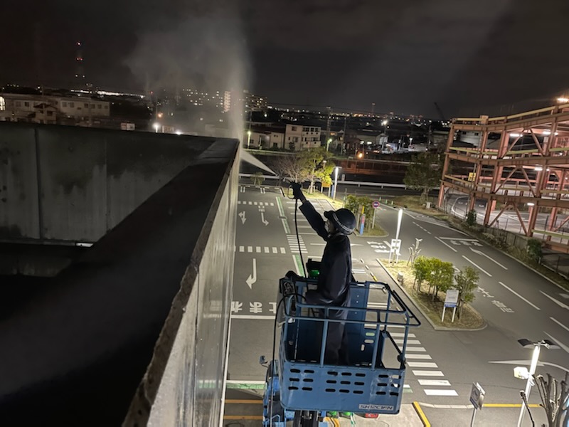 高所作業車による高圧洗浄清掃で汚れた壁面をきれいに洗浄/埼玉県三郷市の外壁洗浄