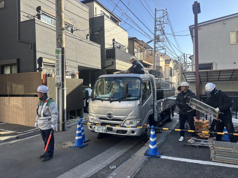 足場の仮設時に道路の通行止めは可能？中野区中野で医療施設の外壁塗装工事がスタート
