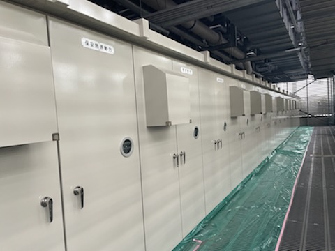 大型キュービクル塗装の工期は3日。屋上キュービクルのメンテナンス塗装はセイルズまで！！