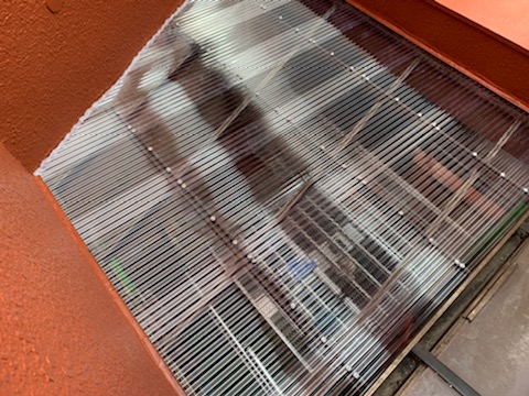 足立区竹の塚で波板の交換は足立区鹿浜のセイルズへ　集合住宅共用部の細かい工事もお任せください。