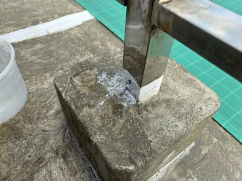 もしかして雨漏りは手すりの柱から？屋上からの雨漏りの原因を見つけよう！